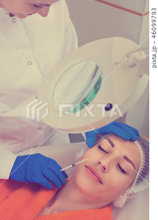 Female doctor doing beauty injection to young woman client 46099793