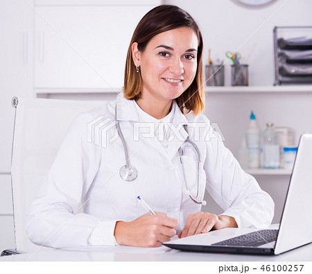 Female doctor offering help 46100257