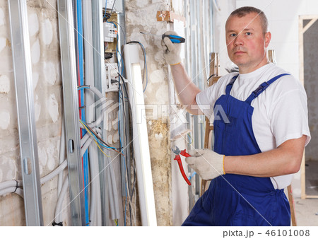 Builder engaged in electrical installation work 46101008