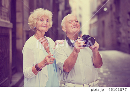 Romantic senior couple making photo of city Romantic senior couple making photo of city 46101077