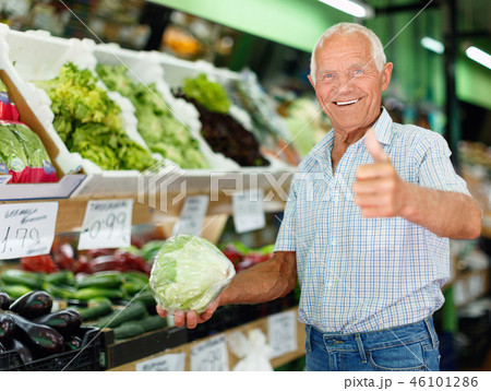 Portrait of happy elderly man giving thumbs up, satisfied with fresh products 46101286
