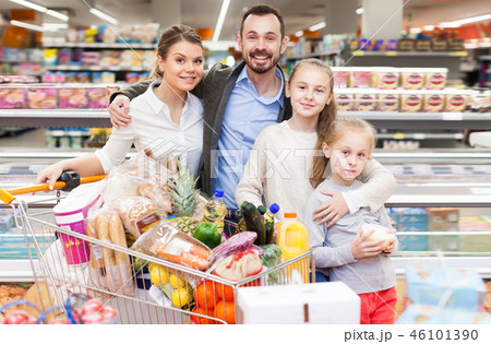 Modern children and parents with purchases Modern children and parents with purchases 46101390