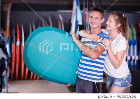 Guy with girlfriend buying surfboard Guy with girlfriend buying surfboard 46101856