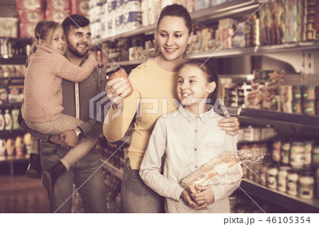 family shopping together in grocery store 46105354