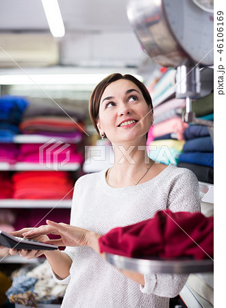 Seller weighing fabric Seller weighing fabric 46106169