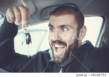 Man shows keys from new car 46106754