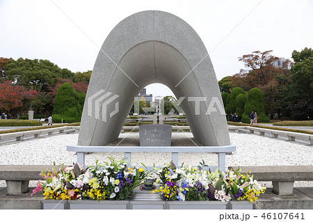 広島原爆死没者慰霊碑と原爆ドーム 46107641