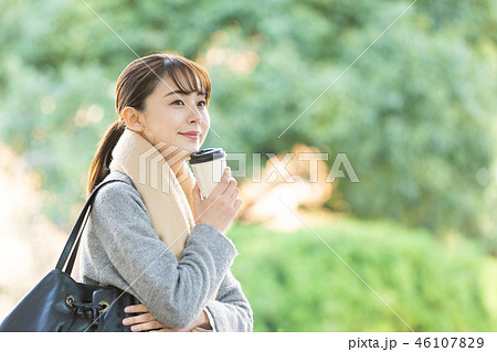 ビジネスウーマン 秋 コート OL ライフスタイルイメージ 46107829