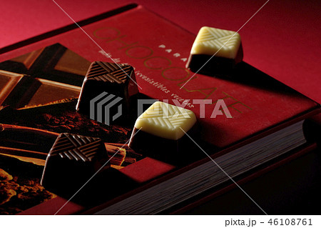 チョコレートと本 46108761