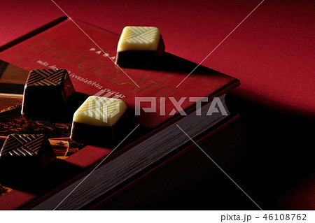 チョコレートと本 46108762