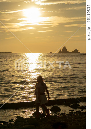 太田子海岸から海に沈む夕日と子供 太田子海岸から海に沈む夕日と子供 46110332