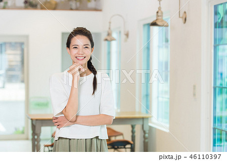 若い女性(ナチュラル 室内) 若い女性(ナチュラル 室内) 46110397