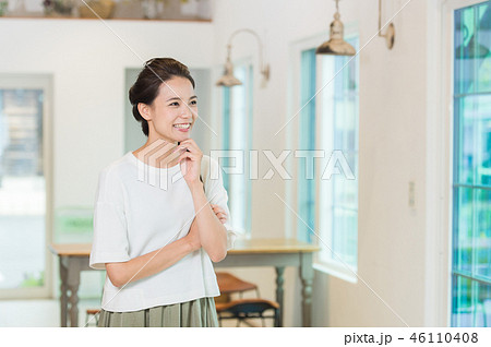 若い女性（ナチュラル　室内）　 46110408