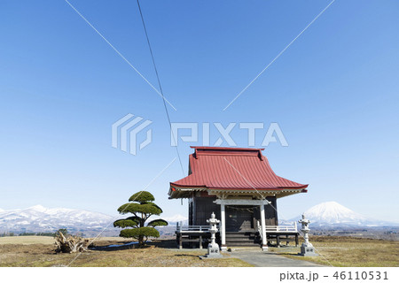 神社と昆布岳、ニセコ連峰、羊蹄山 洞爺湖町 神社と昆布岳、ニセコ連峰、羊蹄山 洞爺湖町 46110531