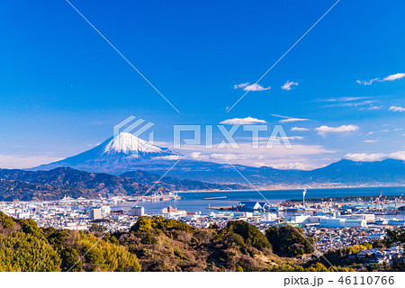【静岡県】茶畑越しに清水港と富士山 46110766