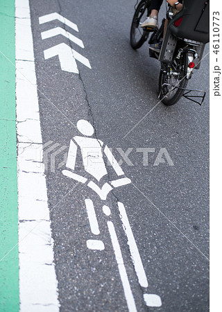 自転車ナビマーク 自転車専用通行帯の写真素材