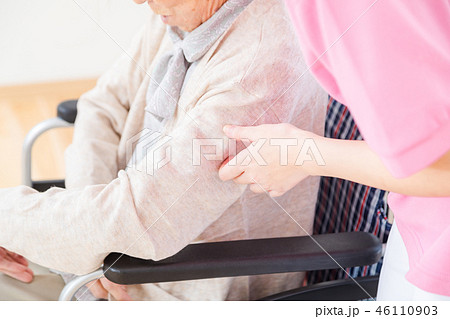 着脱介護 介護イメージ 介助 老人ホーム 着脱介護 介護イメージ 介助 老人ホーム 46110903