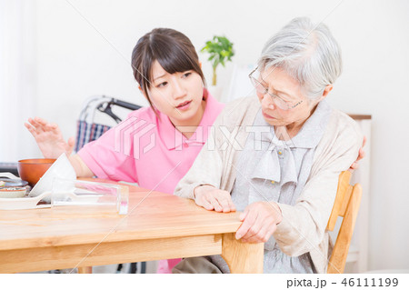 食事を拒否する高齢者とそれに対応する介護士 高齢者 介護 食事を拒否する高齢者とそれに対応する介護士 高齢者 介護 46111199