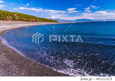 （静岡県）三保の松原と富士山　航海に出る地球深部探査船（ちきゅう） 46111323