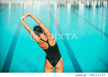 Female swimming front crawl. 46111737