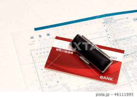 ライフスタイルイメージ 出生届と通帳 ライフスタイルイメージ 出生届と通帳 46111995