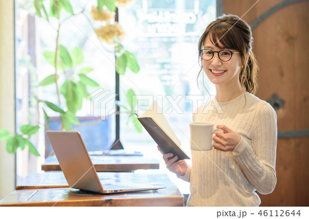 カフェ OL ランチ ノマド ビジネスウーマンビジネスウーマン イメージ 46112644