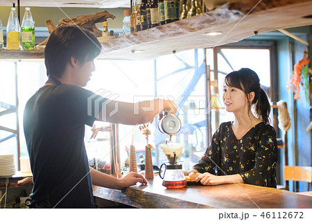 カフェ テイクアウト コーヒー OL ビジネスウーマン 店員 46112672