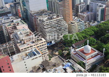 Chinese-style building and mosque tower in Kowloon 46113165