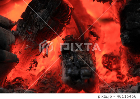 燃える炭火 46115456