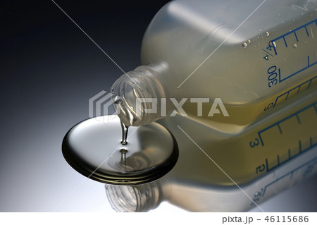 ボトルが倒れて零れる　垂れ流し 46115686