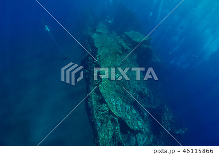 Beautiful underwater view with bubbles at wreck 46115866