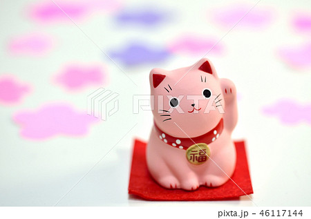 恋愛運を招く招き猫・ピンクの招き猫・女性のイメージ 46117144