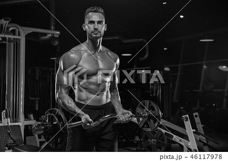 Handsome man with big muscles, posing at the camera in the gym 46117978