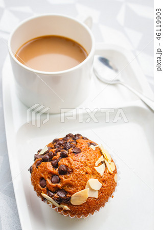 Break time with banana cake and coffee. 46119903