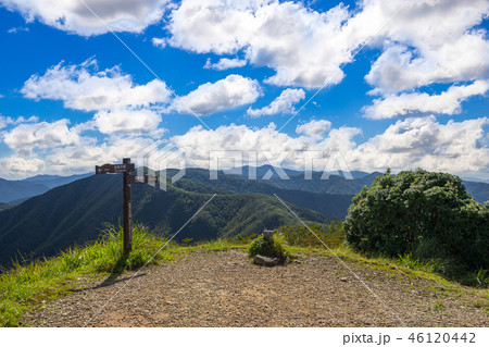 伯母子岳～三田谷、熊野古道「小辺路」小辺路、山頂風景（奈良県吉野）※作品コメント欄に撮影位置あり 46120442