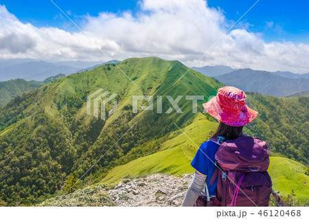 百名山「剣山」から次郎笈を見る、山ガール!(徳島県)※作品コメント欄に撮影位置あり 百名山「剣山」から次郎笈を見る、山ガール!(徳島県)※作品コメント欄に撮影位置あり 46120468