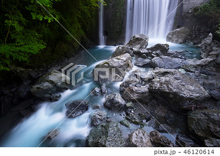 四国一の清流 穴吹川の砂防ダム 徳島県美馬市木屋平冨士の池登山口 作品コメント欄に撮影位置ありの写真素材