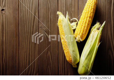 Ripe fresh organic sweet corncobs on wooden table 46120652