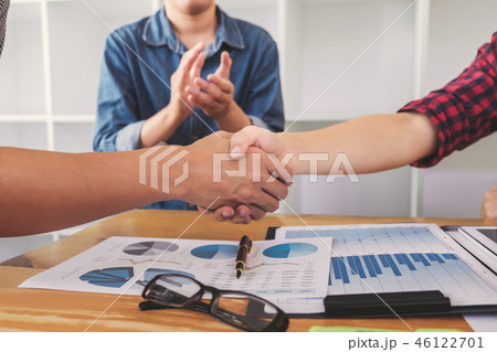 Finishing up a meeting, handshake of two happy business people a Finishing up a meeting, handshake of two happy business people a 46122701