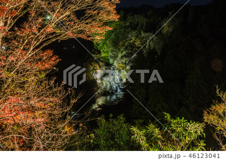 秋の養老渓谷のライトアップされた粟又の滝の風景 46123041