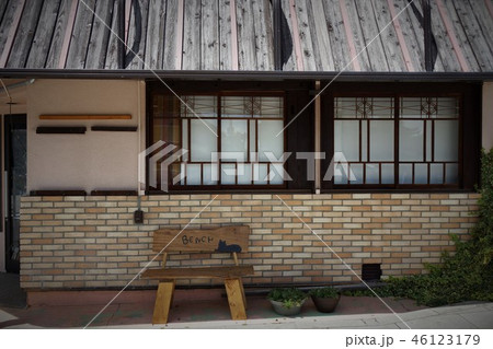 喫茶店とベンチ 46123179