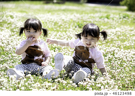 かわいい1歳半の双子の女の子の写真素材 46123498 Pixta