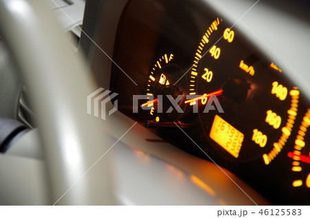 自動車の燃料計の指針がエンプティー付近を示して残量警告灯が点灯している光景 46125583
