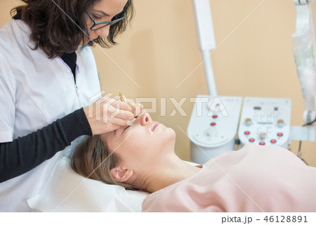 woman at salon for Professional eyebrow shaping woman at salon for Professional eyebrow shaping 46128891