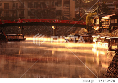 京都　宇治川の朝の風景 46130470