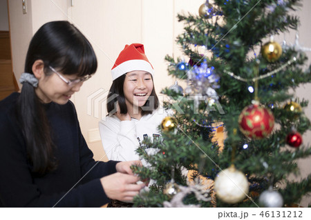 クリスマスツリーの飾り付けをする親子 クリスマスツリーの飾り付けをする親子 46131212