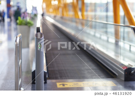 空港　ビジネスマン　出張 46131920