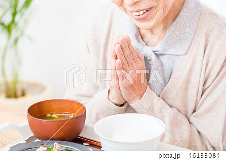 食事をするシニア　食事シーン 介護施設 46133084