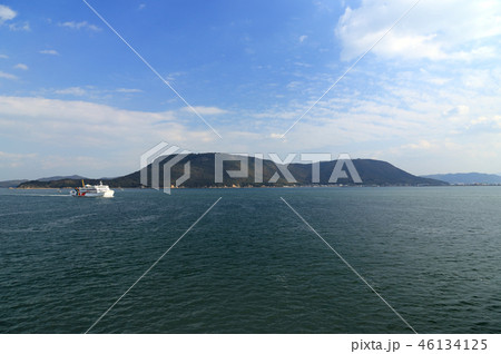 フェリーから見る屋島と国際フェリー フェリーから見る屋島と国際フェリー 46134125