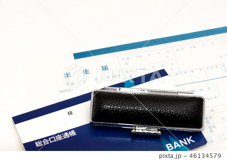 ライフスタイルイメージ 出生届と通帳 ライフスタイルイメージ 出生届と通帳 46134579
